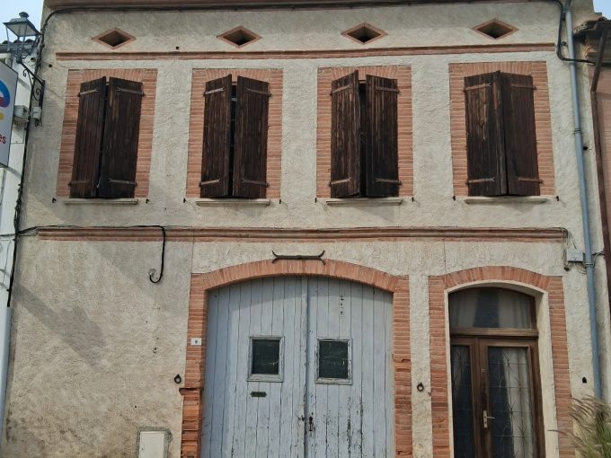 is 005 maison de village facade